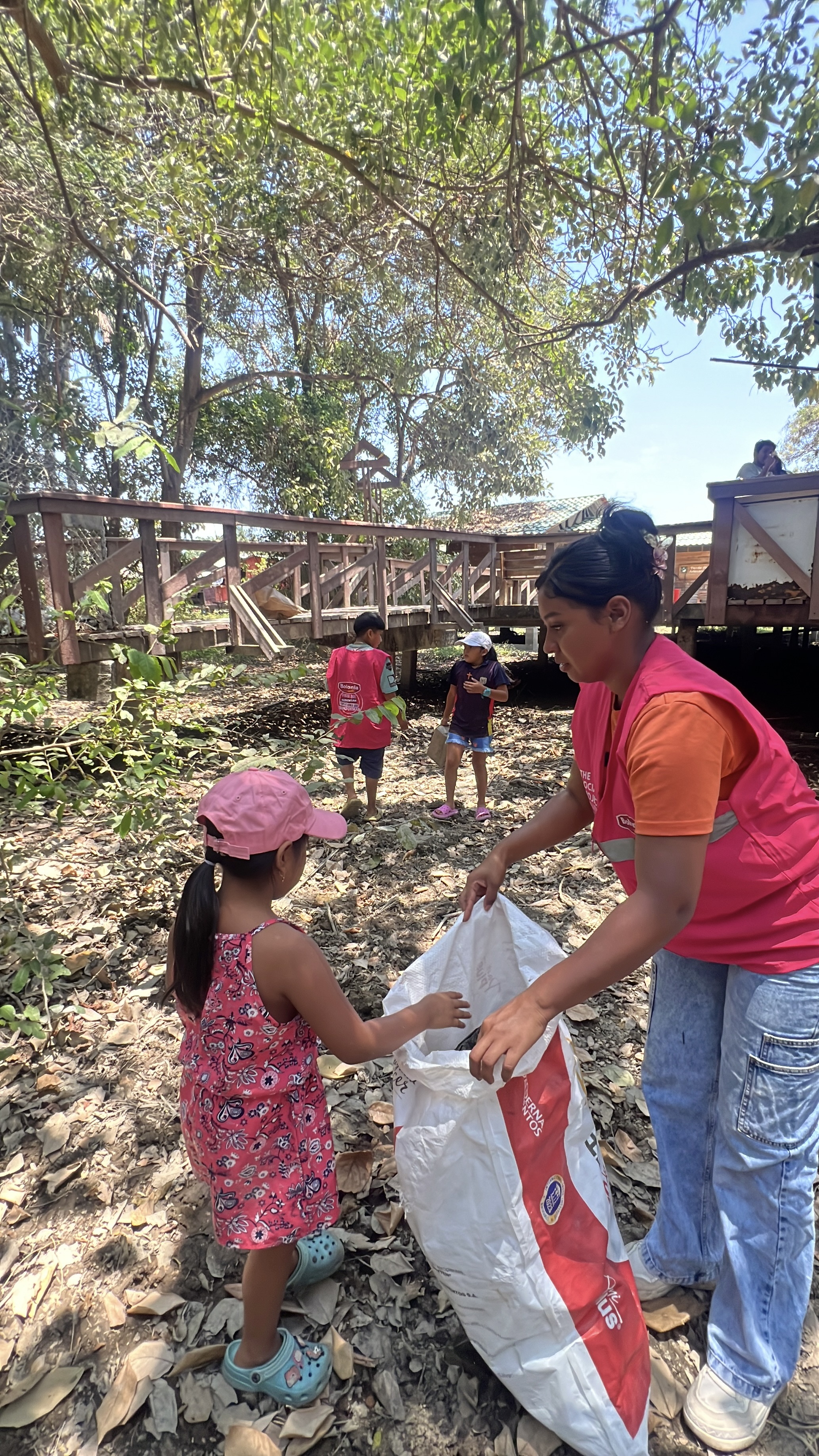 Club Ecoamigos con niños y jóvenes