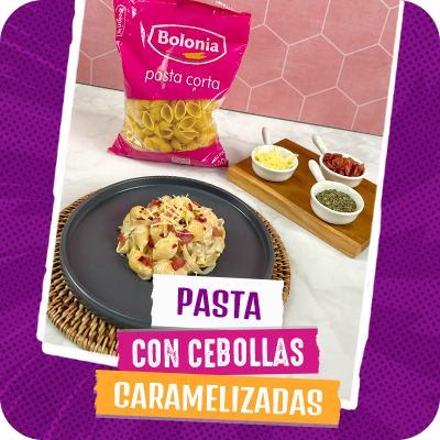 Pasta con cebollas caramelizadas